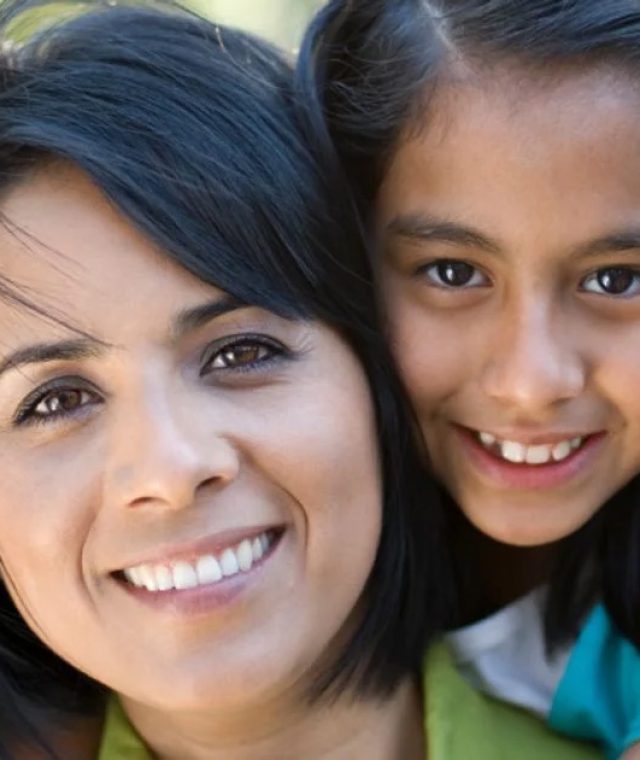 Una madre abraza a su hija durante una visita al Sistema DIF Lagos de Moreno